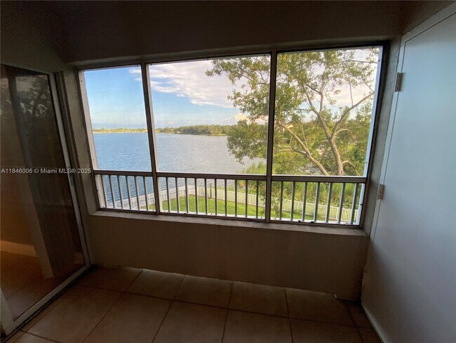 Foto del edificio - 2803 N Oakland Forest Dr
