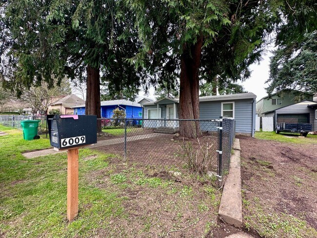 Foto del edificio - Remodeled 3 Bed 1 Bath Single-Family Home in Pleasant Valley/Powellhurst-Gilbert