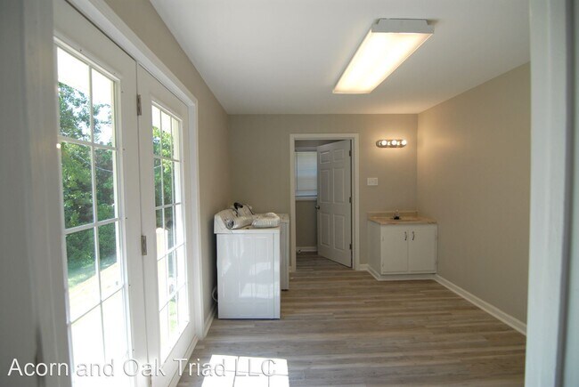 Building Photo - 3 br, 3 bath House - 2500 N Centennial Ave