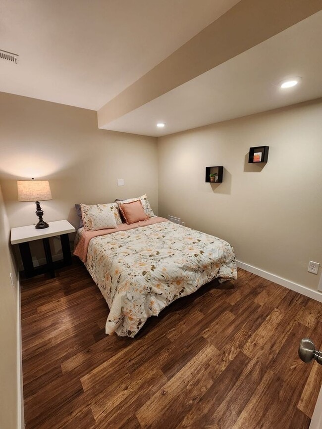 Building Photo - Charming 2 Bedroom 1 Bathroom Lower Unit D...