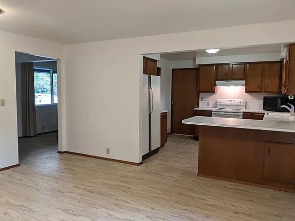Building Photo - **Beautifully Maintained Bothell Rambler with Large Fenced Yard**- FOR RENT- Available September 6th