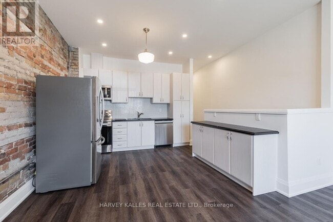 Building Photo - 657 St Clair Ave W