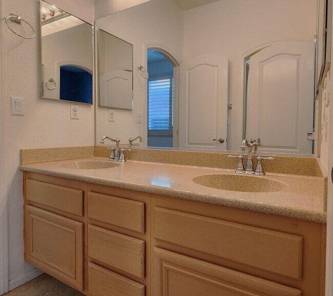 Foto del edificio - 4BD 3.5BA Waterfront Home on Cul-De-Sac in...