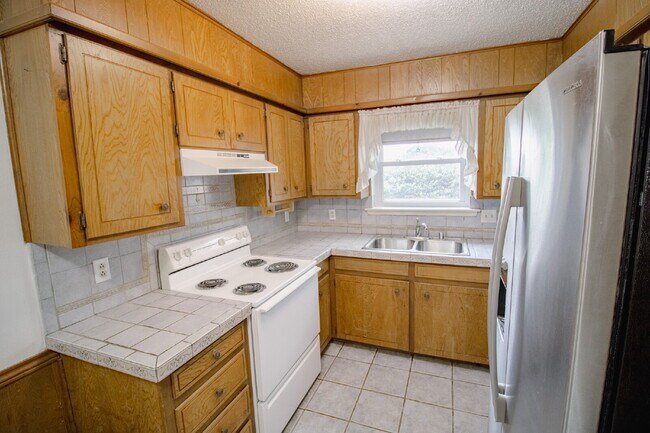 Building Photo - 2 bedroom 1 bathrooms