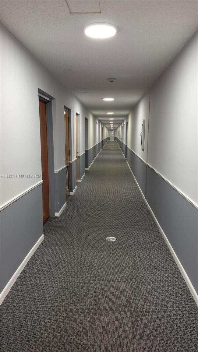 Foto del edificio - 1301 NE 7th St