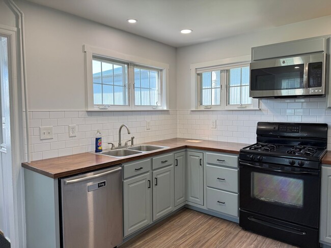 Building Photo - 147 Manheim St