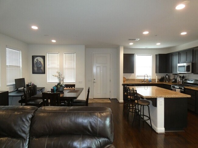 Building Photo - Fabulous Newer Home in Gated Santa Maria Community