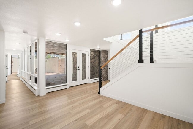 Building Photo - LUX 3BD, 3BA Foothills Home Only 5 Minutes...