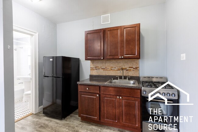 Photo - 6930 N Greenview Ave Apartment