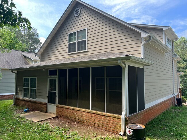 Building Photo - 4bed/4bath Eastside Home!