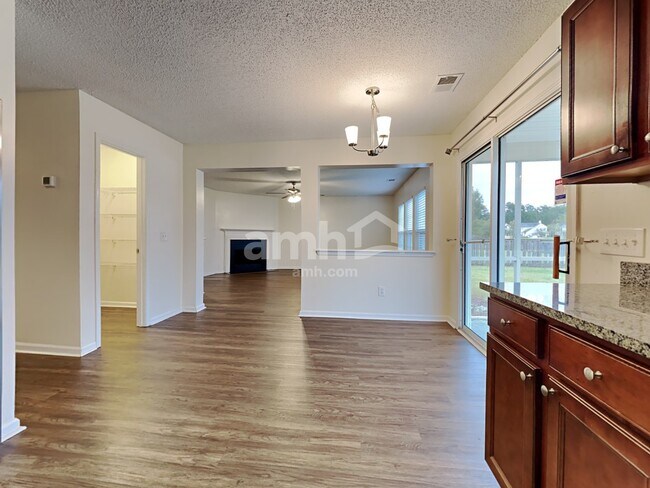 Building Photo - 303 Waylon Dr