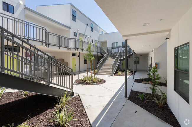 1740 Van Ness Avenue - Courtyard - Mural District Lofts