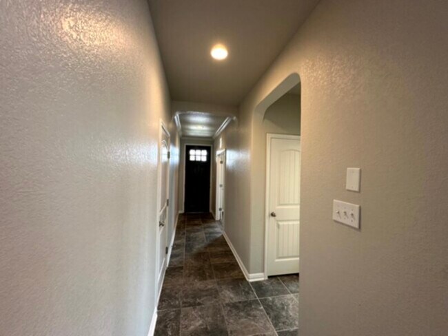 Building Photo - 3BR 2Bath