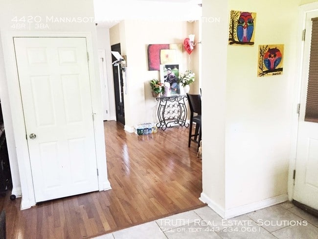 Building Photo - 4420 Mannasota Ave