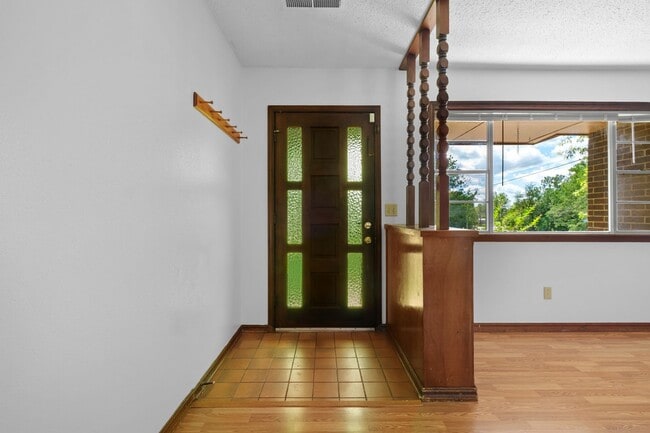 Building Photo - Charming 3 bed/1 bath home!