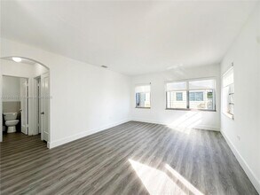 Building Photo - 1920 Biarritz Dr