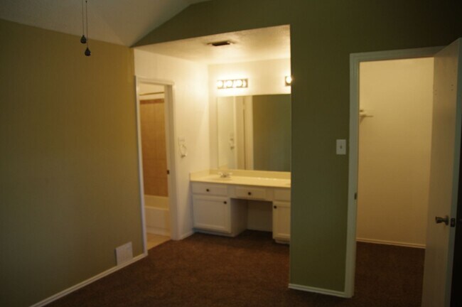 Foto del edificio - 8015 Forest Ash