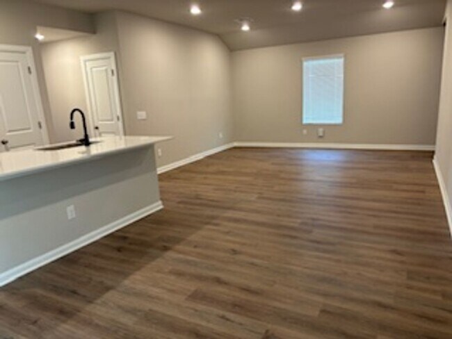 Foto del edificio - FIRST MONTH FREE - Beautiful New Home!