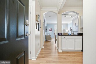 Building Photo - 27 Booth St