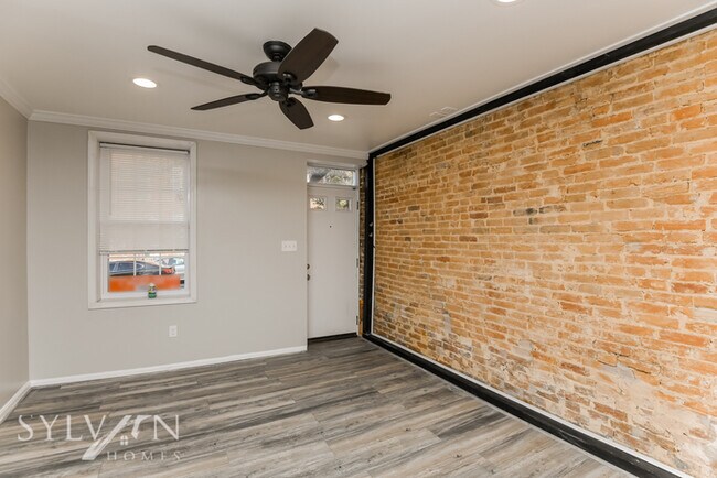 Foto del edificio - Beautiful 2BR 1.5BA Traditional Townhome