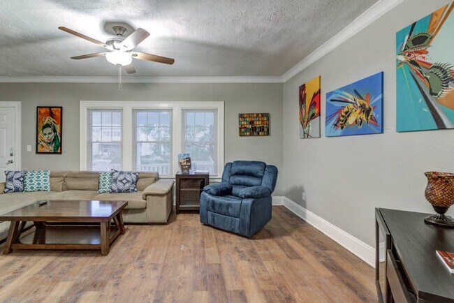 Foto del edificio - 2177 Rexwood Rd