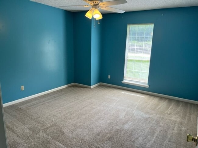 Foto del edificio - Spacious 4bedroom/2 bathroom home