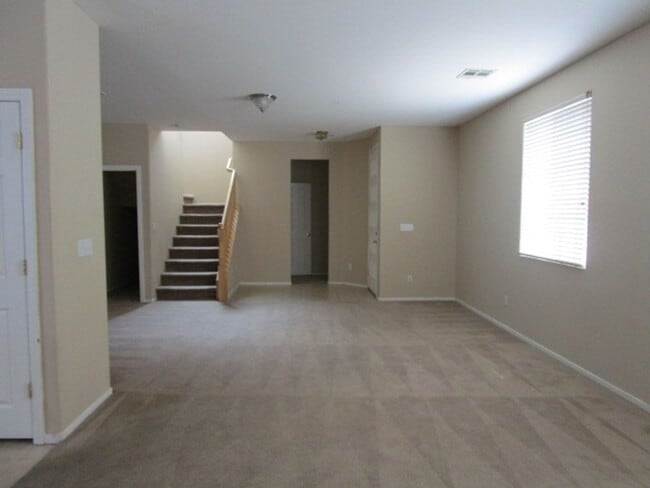 Building Photo - SW - 3 BEDROOMS PLUS LOFT SPACE