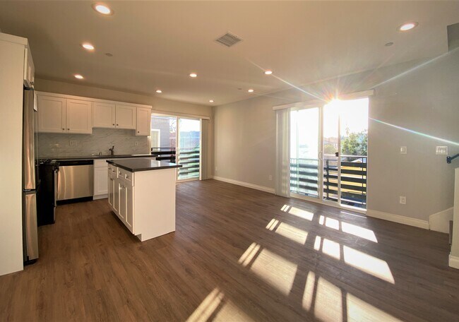 Building Photo - 5544 Romaine St