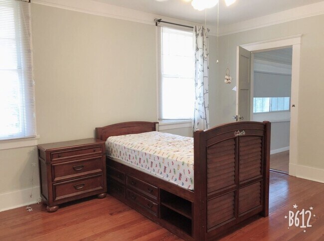 Foto del edificio - 2102 Broadway St