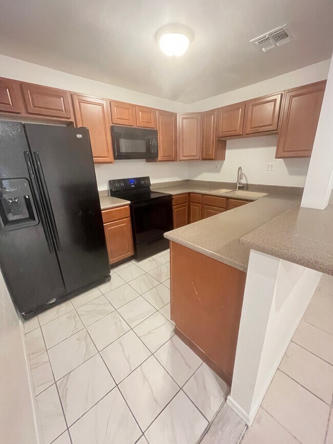 Kitchen - 1706 E Grant Rd