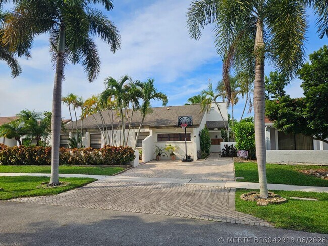 Foto del edificio - 16657 Redwood Way