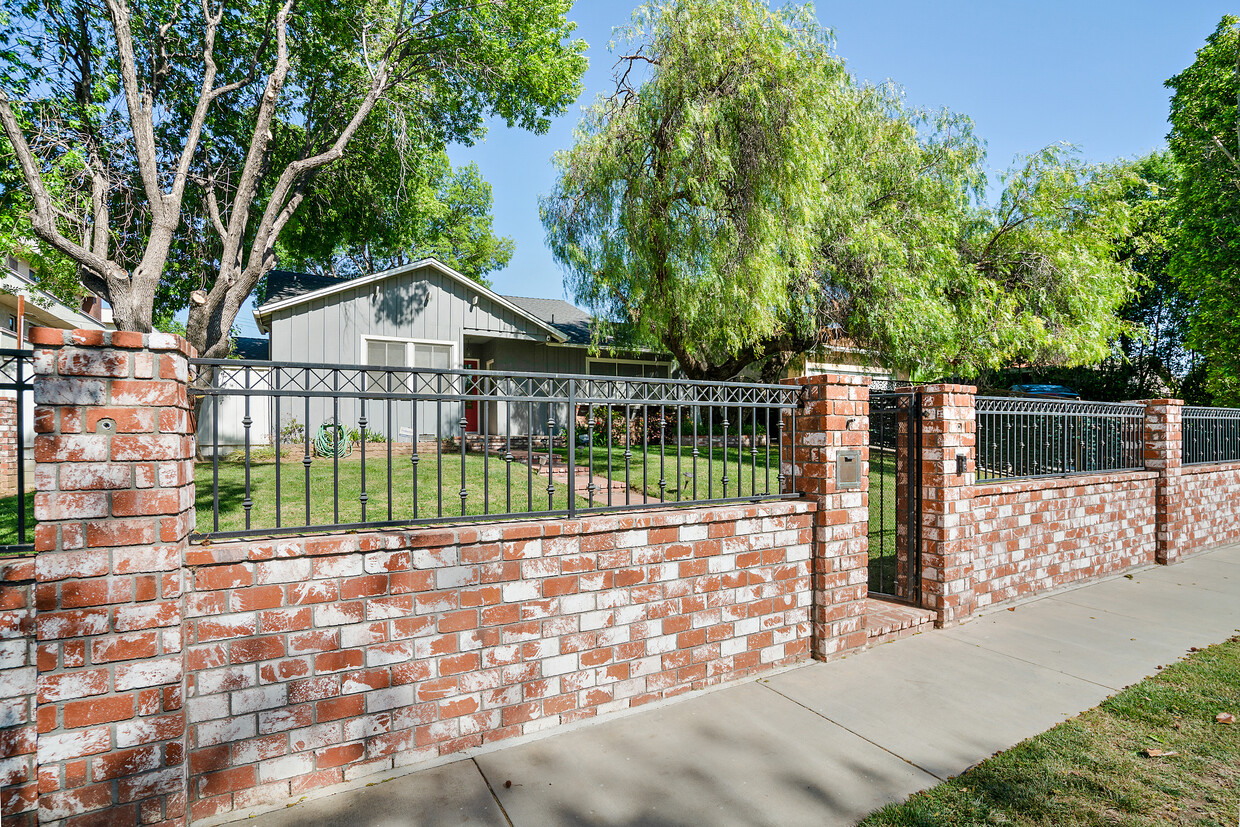 Foto principal - 4734 Tyrone Ave