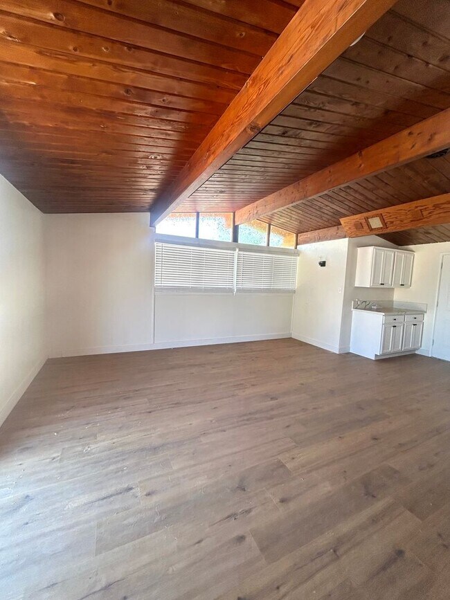 Foto del edificio - Eclectic 2 Bedroom 1 Bathroom Home