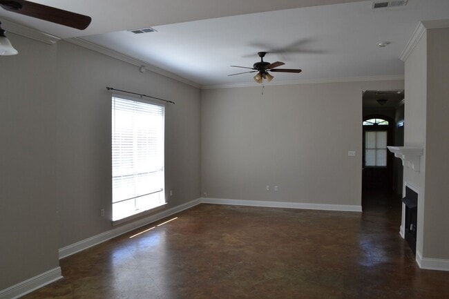 Building Photo - Don't wait This LSU Home will rent fast