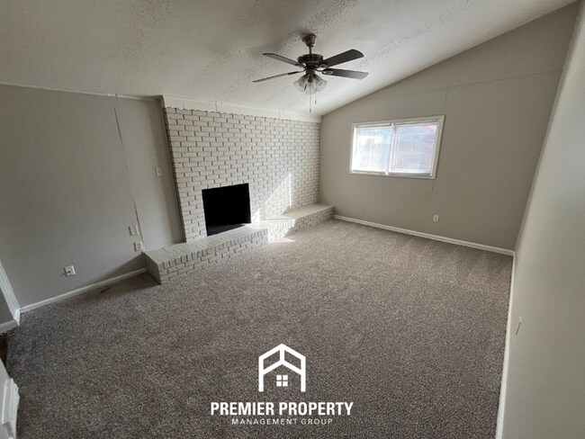 Foto del edificio - Charming 3BR/1.5BA in 38118 | Vaulted Ceilings, Fireplace & Formal Dining