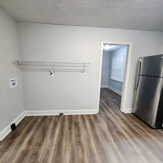 Foto del edificio - 3741 Loren Dr
