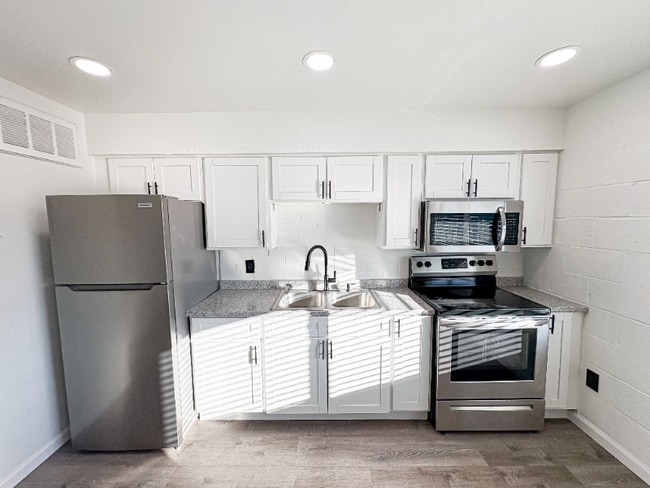 Photo - 1110 E Highland Ave Apartment