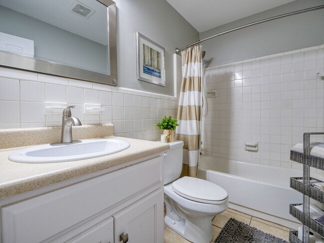 Foto del edificio - 2 Bedroom 1.5 Bathroom Townhome Near VSU
