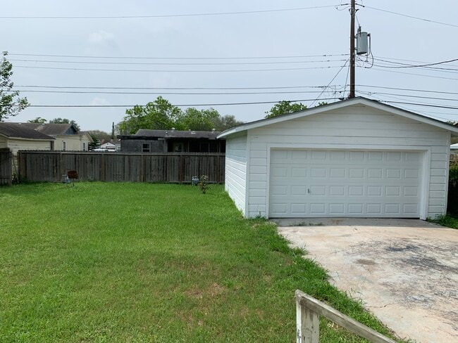 Building Photo - 622 Lansdown Dr