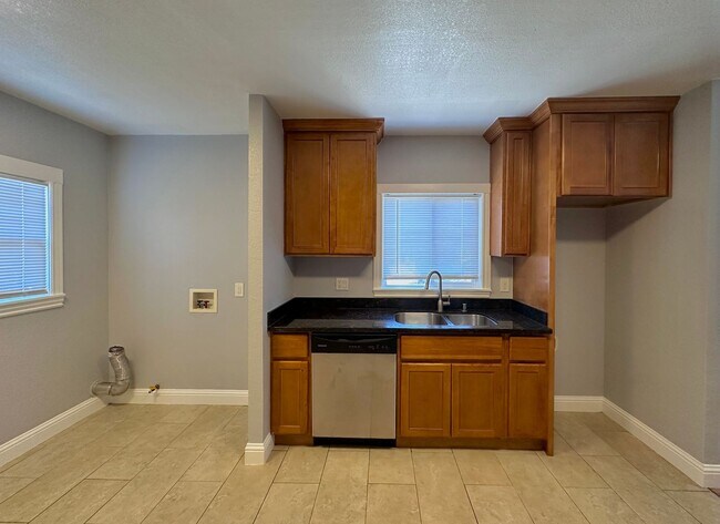 Foto del edificio - 2 Bed 1 Bath House in Oakland - Coming soon!!!