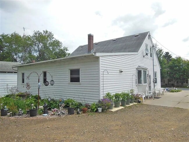 Building Photo - 1502 S Chestnut Ave