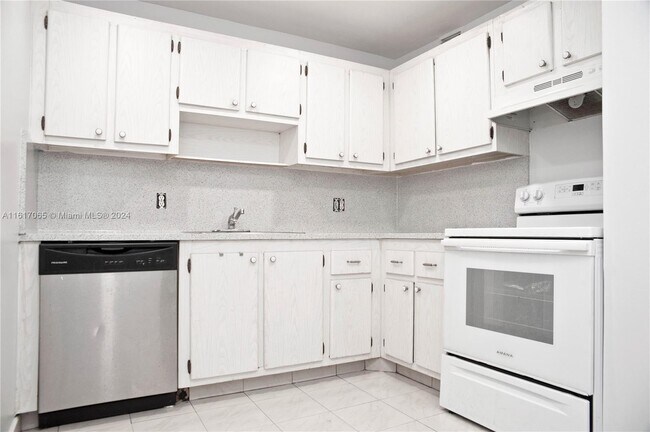 Building Photo - 2500 NE 135th St