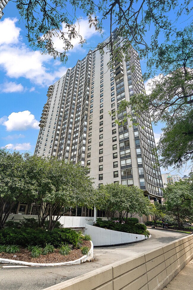 Building Photo - 5701 N Sheridan Rd