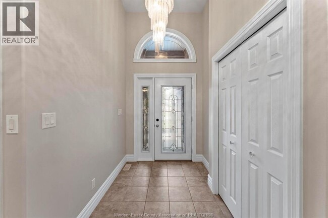 Building Photo - 558 Reaume Rd