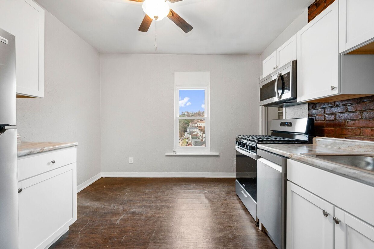 Primary Photo - 28 E Meyers St