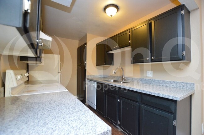 Building Photo - 6052 W Golden Ln