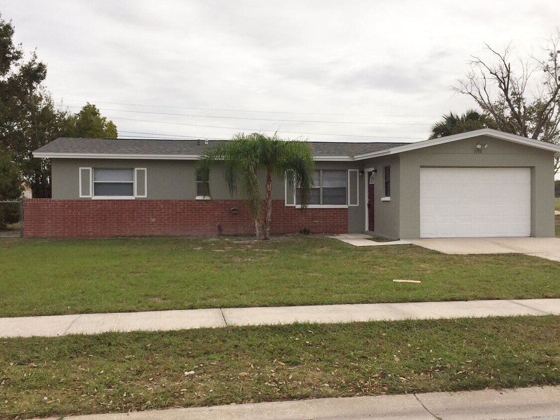 Foto principal - 4 Bedroom/1.5 Bath Single Family Home