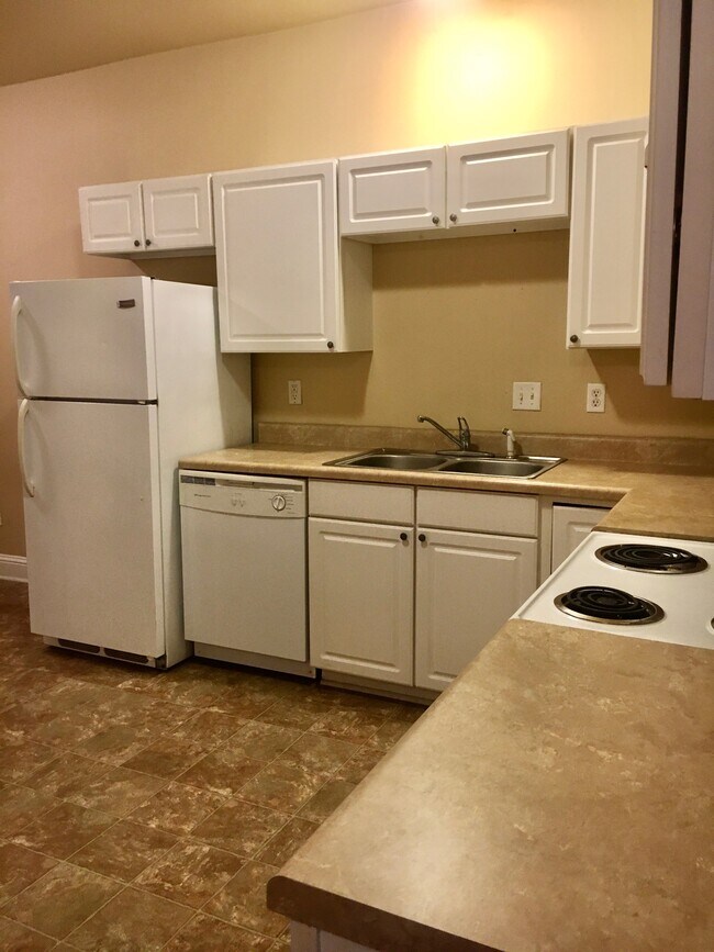 Kitchen second view - 138 Briarwood Ct