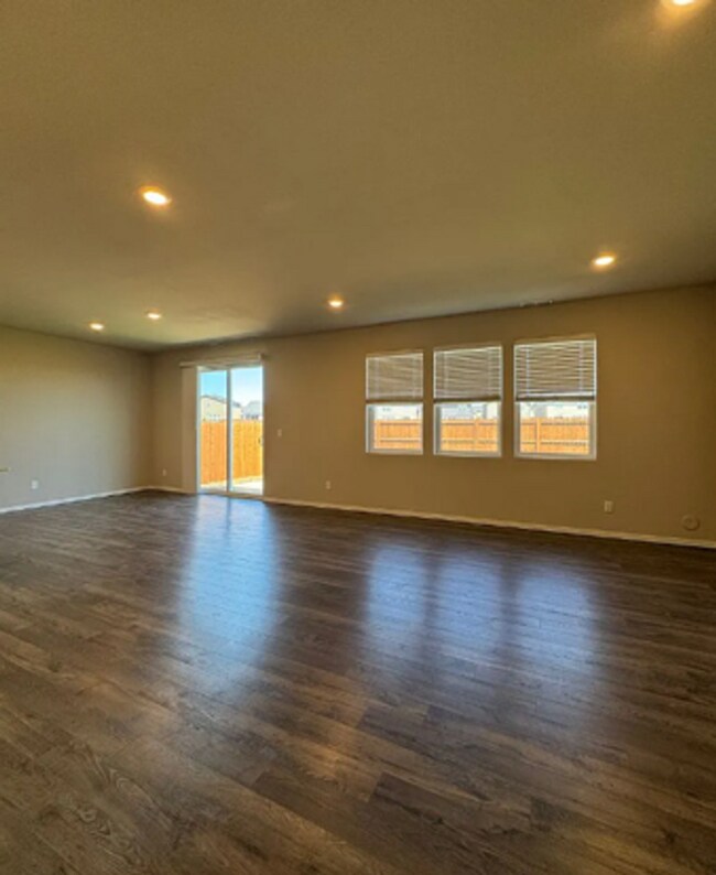 Building Photo - Stylish 4 bed/2.5 bath house
