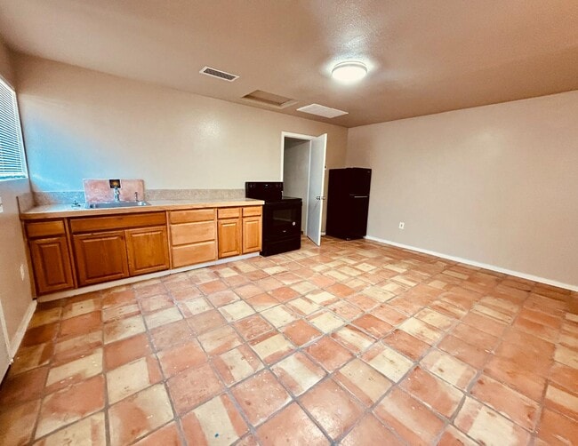 Building Photo - 573 N Minaret Ave